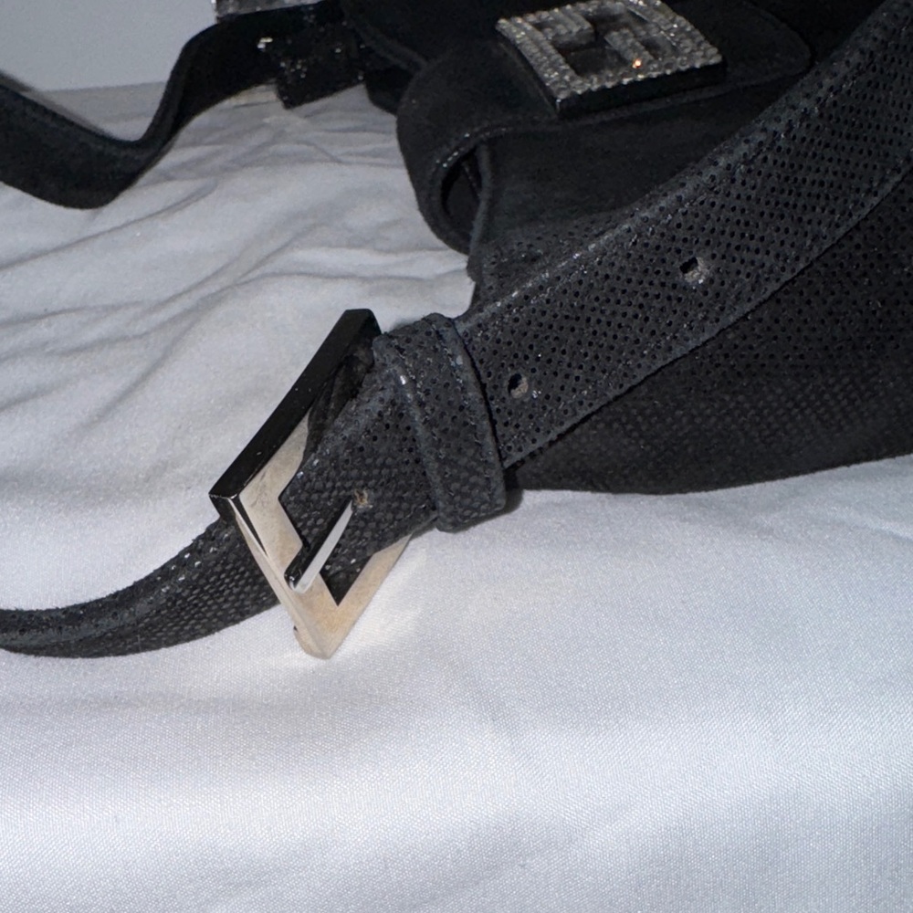 Chic Black Shoulder Bag with Embellished Clasp - Picture 6 of 7